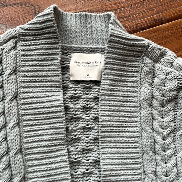Abercrombie & Fitch Sweater - Size Medium - Picture 3 of 10